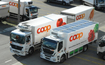 Sonderausstattung: Der E-Truck der Coop Schweiz hat eine Fotovoltaikanlage auf dem Dach.