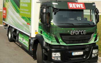 Kraftpaket: Seit Mitte September stellt die
Rewe in Berlin und Umland Waren per E-Lkw zu.