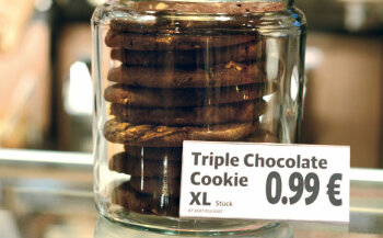 Gut inszeniert: XL-Chocolate-Cookies für 99 Cent.