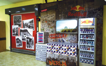 Gut dargestellt: Red Bull mit Kühlmöbeln und TV.