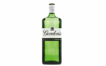 London Dry Gin darf neben den pflanzlichen Stoffen keine zugesetzten Zutaten außer Wasser enthalten. Die Varianten haben einen vergleichsweise hohen Alkoholgehalt.