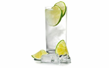 Gin Tonik
Berühmter Longdrink aus Gin
und Tonic Water über Eiswürfel.
Dekoriert wird er mit einem
Limetten- oder Zitronenstück
oder einem dünnen
Stück Schale.