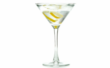 Dry Martini
„London Dry Gin, so wenig
Wermut wie möglich und einer
Olive oder Zitronenschale“
– so definiert die International
Bartender Association
diesen Klassiker.