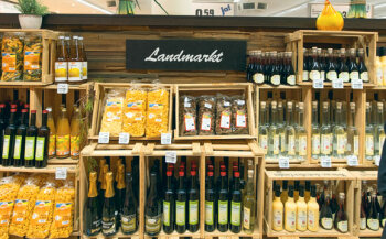 Ein Erfolgskonzept der Rewe Mitte, auch im Markt an der Bockenheimer Warte: die auffällig inszenierten „Landmarkt“-Produkte von regionalen Direktlieferanten.