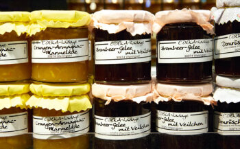 Regional Edeka Ladage vertreibt u. a. Marmeladen und Gelees unter eigenem Namen.