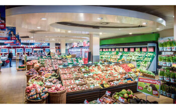 Hingucker: Lichtführung und Ladengestaltung schaffen in der 320 qm großen Obst- und Gemüseabteilung eine Wochenmarkt-Atmosphäre.