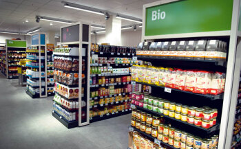 Angebotsvielfalt visualisiert: Auf den Gondelköpfen werden jeweils Produkte im Preiseinstieg, Angebotsprodukte sowie Bio-Artikel präsentiert.