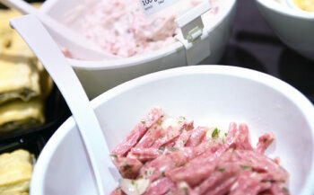 Zwei Köche garantieren an der Fisch- und Fleischtheke kompetente Beratung und leckere Salate.