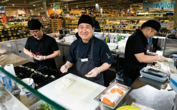 EatHappy ist ein Sushi-Konzept für den Lebensmittel-Einzelhandel. Die Gerichte werden vor den Augen der Kunden zubereitet.
