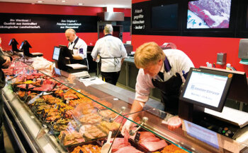 In der Fleisch- und Wurst-Abteilung erwartet den Kunden u. a. Fleisch aus kontrollierter Aufzucht in Premiumqualität mit Herkunftsnachweis.