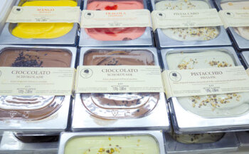 Nichts für mal schnell zwischendurch: Genießer wissen diese handwerklich hergestellte italienische Eiscreme aus Sizilien zu schätzen.