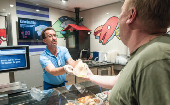 Käse und Fleisch in Bedienung sind Goerzens Kunden gewöhnt. Ein neues Highlight ist die Fischtheke mit Räucherofen.