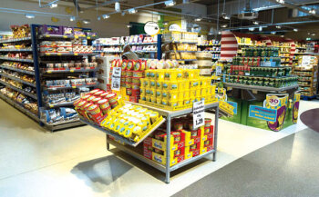 Gemeinsam mit den Ladenbauern von Wanzl entwickelte Goerzen neue Warenträger, beispielsweise mit Auszügen wie hier im Bild.