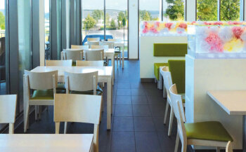 Die selbst betriebene Vorkassen-Bäckerei „ Bäck Up“ bietet drinnen 64 und draußen 36 Sitzplätze . Es gibt auch Salate, Mittagsgerichte und Getränke. Die Farben in den Deckenlampen wechseln regelmäßig und sorgen für Atmosphäre.