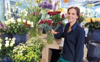 Floristin Sabine Meyer kümmert sich mit drei Kolleginnen um Sträuße, Pflanzen, Schnittblumen sowie Arrangements für Feiern und Beisetzungen.