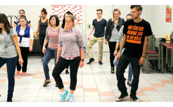 Konzentration und Teamwork waren beim Improvisationstheater (unten l.) und Tanz-Workshop gefragt. (Quellen: Eilers)