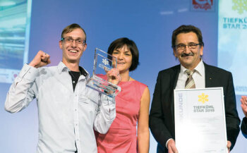 Kategorie bis 2.000 qm: Strahlender Preisträger: Martin Leetz (E-Center Egert, Selb, l.) und Toni König (r.)