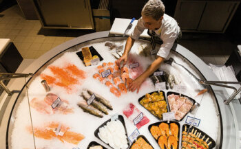Hingucker: Die ansprechende Präsentation von Fisch im Rondell ist ein Kundenmagnet. Mandy Schmidt bestückt es hier.