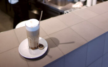 Kaffee-Bar: Latte Macchiato und Co. gibt es jederzeit. Nicht nur für Kunden.