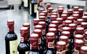 Nach der Reifung wird der Aceto Balsamico in Flaschen abgefüllt und versandfertig gemacht.
