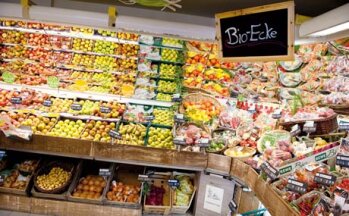 Rustikal: Holzkisten und geflochtene Körbe dominieren in der Obst- und Gemüseabteilung. Trotz der Enge des Marktes ist noch Platz für eine Bio-Ecke.