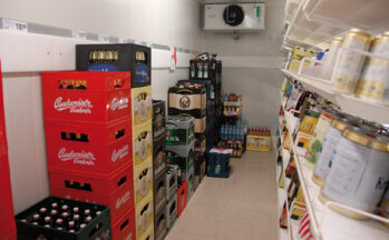 Trinktemperatur: Das begehbare Kühlhaus bietet gekühlte Biere und Softdrinks.