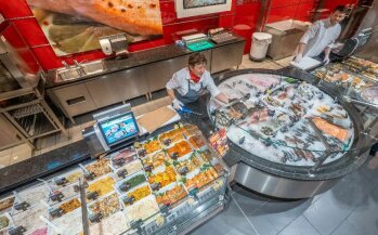 Prominent platziert: Premium-Fischtheken setzen gerne auf eine ansprechende Warenpräsentation im Rondell, hier im Rewe Center Heidelberg.
Foto: Mirko Moskopp