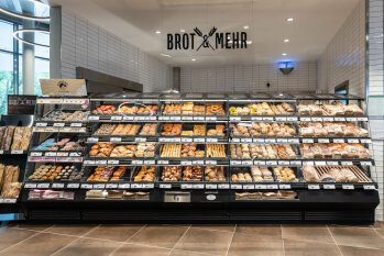 Vorbildlich bestückt: die Aufbackstation. Donuts und Muffins (links im Bild) runden das Angebot ab. 