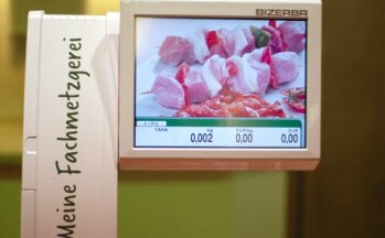 Die Waage an der Fleischbedienungstheke wird als Werbefläche genutzt – sowohl für die Ware als auch für die Birkenhof Fachmetzgerei, ein Tochterunternehmen von Kaiser’s.