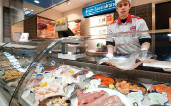Ausgewählt: Dem Kunden diverse Sorten frischen Fisch anbieten zu können, gehört für Stefan Zizek zum Standardservice dazu.