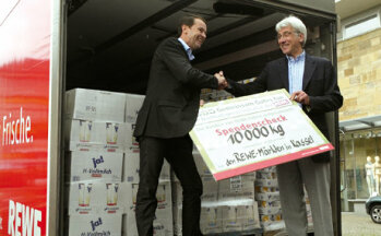 Sachspende: Die Kasseler Rewe-Märkte übergaben 10.000 kg Lebensmittel an die Tafeln.