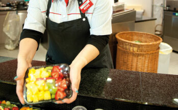Frisch und fertig: Die Stolpertruhe wird von den Mitarbeitern der Schnippelküche ständig wieder mit geschnittenem Obst, verzehrfertigen Salaten, Säften und Fruchtjoghurts aufgefüllt.