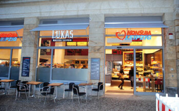 Einladend: Durch große Schaufenster können die Kunden das gesamte Geschäft samt der Lukas-Bäckerei schon von außen überblicken.
