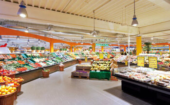 Verbrauchermarkt: Variable Systeme erzeugen großzügige Marktatmosphäre.