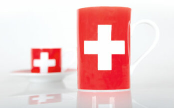 Das Landeskennzeichen der „ Confoederatio Helvetica “ (lat. Schweizerische Eidgenossenschaft) auf einer Tasse in den Redaktionsräumen der Lebensmittel Praxis. (Bildquelle: Belz)