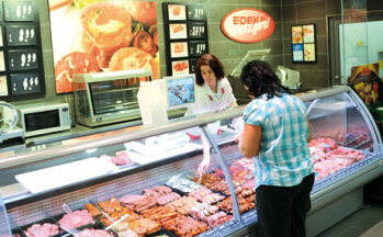 Einblick: Die Kunden können auch das Zerlegen der Ware an der Fleischtheke sehen.