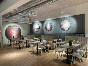 Die Gastronomie ist mit runden Bildern geschmückt, die wie Bullaugen aussehen sollen. Gezeigt werden Motive aus Hamburg.