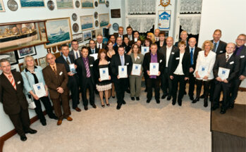 Auf einen Blick: Die Vertreter der neun nominierten Märkte beim LP-Branchenwettbewerb „Fischtheke 2011“ kamen im maritimen Umfeld von Bremerhaven zum Finale zusammen.