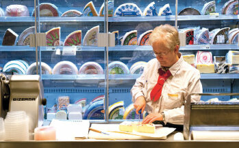 Kostbarkeiten in Bedienung: Exquisite Käse-Sorten, in der gekühlten Glasvitrine exzellent in Szene gesetzt, laden zum Probieren ein.