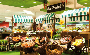 Der Kunde wird am Markteingang von einer im südländischem Stil gestalteten Obst- und Gemüseabteilung mit ihren originellen Marktständen empfangen.