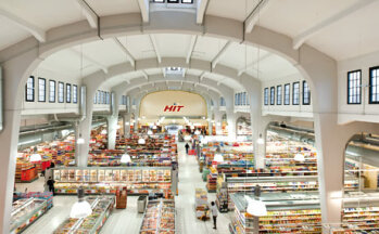 Herzstück des Marktes ist die 32 m lange Bedientheke (Käse, Wurst, Fleisch, Fisch), die zweitgrößte in einem Hit-Markt überhaupt.