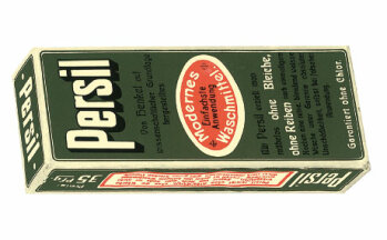 1907: Scheuerbrett ade! Persil kommt als erstes so genanntes selbsttätiges Waschmittel auf den Markt.