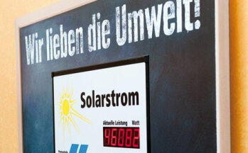 E-Center Frauen in Heide: Infotafel zeigt Kunden die CO2-Einsparung.