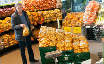 Selbstbewusst: „Wir haben das schönste Kartoffelregal Deutschlands“, ist sich Jörg Klein sicher. Er führt bis zu 30 Sorten.