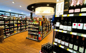 Runde Sache: Die Weinabteilung soll den Markt auflockern, die Spirituosenabteilung ist genauso gestaltet.