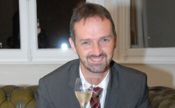Interessiert: Wein-Fan Jürgen Hötte (Hit Rheda-Wiedenbrück) lernte mit Begeisterung mehr über die Herstellung von Champagner.