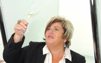 Sensibler Gaumen: Petra Kannengießer (Globus Zell) erwies sich nach der Schulung schnell als Expertin, wenn es darum ging, Chardonnay-Trauben herauszuschmecken.