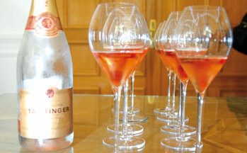 Anregend: Ein Glas Rosé-Champagner bei Taittinger.