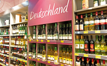 Hervorgehoben: Die Weine des Partnerwinzers aus Senheim an der Mosel werden prominent präsentiert.