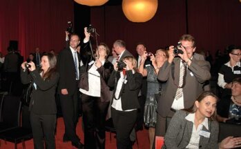 Beatrix Strauch, Referatsleiterin im Bundesministerium für Wirtschaft und Technologie, gibt den Fotografen freie Sicht auf die Gewinner.